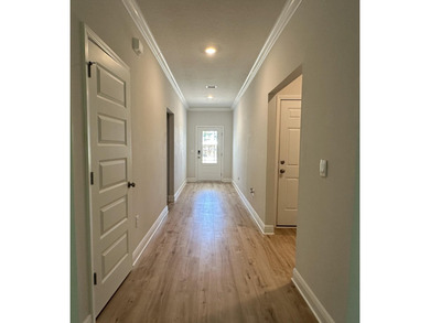 Welcome to 56 Secluded Circle in Freeport, where space, comfort - photo 4