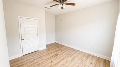 Welcome to 56 Secluded Circle in Freeport, where space, comfort - photo 8