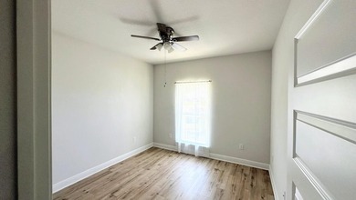 Welcome to 56 Secluded Circle in Freeport, where space, comfort - photo 9
