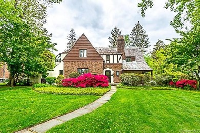 GREAT NECK ESTATES SUN-FILLED HOME CONVENIENTLY LOCATED ON A - photo 2
