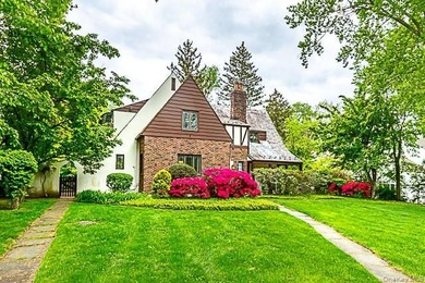 GREAT NECK ESTATES SUN-FILLED HOME CONVENIENTLY LOCATED ON A - photo 3