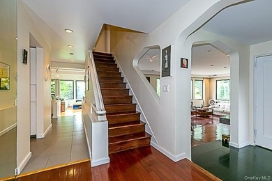 GREAT NECK ESTATES SUN-FILLED HOME CONVENIENTLY LOCATED ON A - photo 4