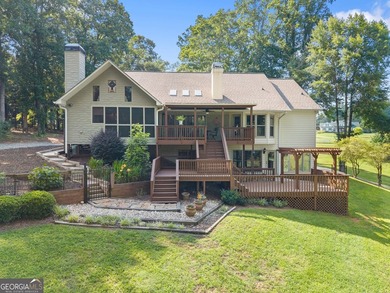 Privacy. Space. Flexibility. Set on more than 3 private acres in - photo 4