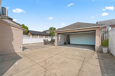 Spacious detached one-family home offering approximately 2,164 - photo 4
