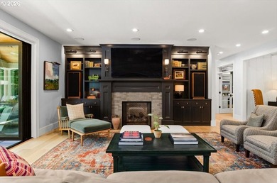 Thoughtfully refined and impeccably curated, this exceptional - photo 7