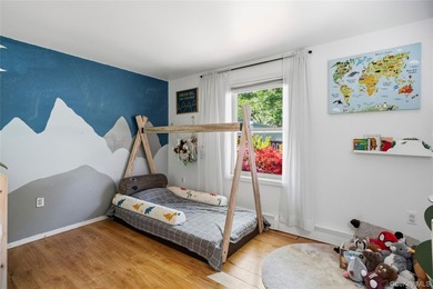 Beautifully maintained 3 bedroom, 2 bath ranch featuring an open - photo 22