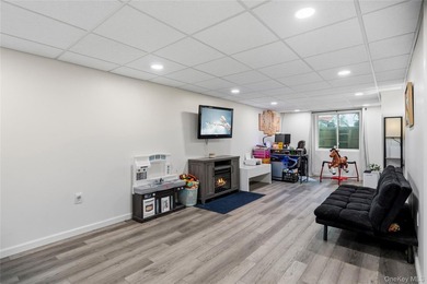Beautifully maintained 3 bedroom, 2 bath ranch featuring an open - photo 24