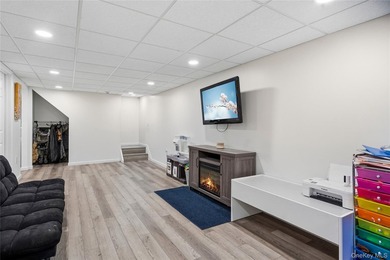 Beautifully maintained 3 bedroom, 2 bath ranch featuring an open - photo 25