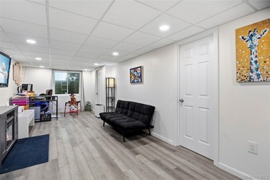 Beautifully maintained 3 bedroom, 2 bath ranch featuring an open - photo 27