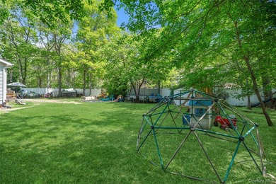Beautifully maintained 3 bedroom, 2 bath ranch featuring an open - photo 30