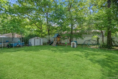 Beautifully maintained 3 bedroom, 2 bath ranch featuring an open - photo 31