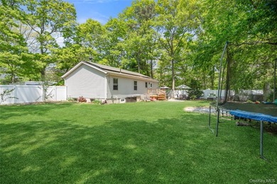 Beautifully maintained 3 bedroom, 2 bath ranch featuring an open - photo 32