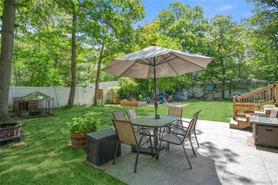 Beautifully maintained 3 bedroom, 2 bath ranch featuring an open - photo 33