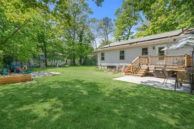 Beautifully maintained 3 bedroom, 2 bath ranch featuring an open - photo 34