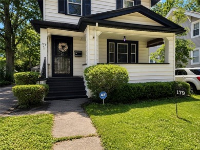 Welcome home to this 19th ward charmer. All the warmth of - photo 2