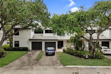 Lake Townhome/Townhouse For Sale in Plantation, Florida