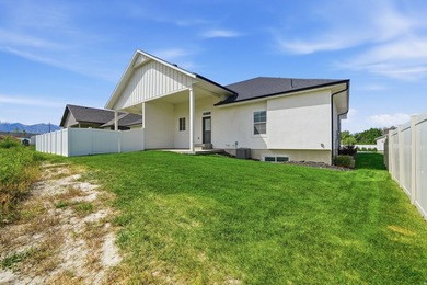 Come enjoy this like-new twin home. Located conveniently near - photo 27