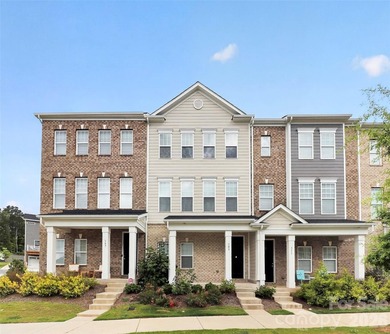 Built by award-winning Brookline Homes, this beautifully - photo 2