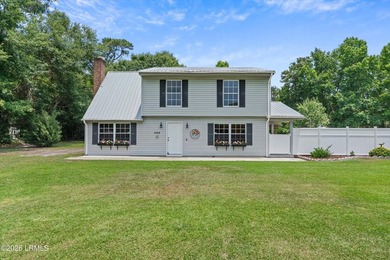 Nestled on nearly an acre in the established Pinewood community - photo 2