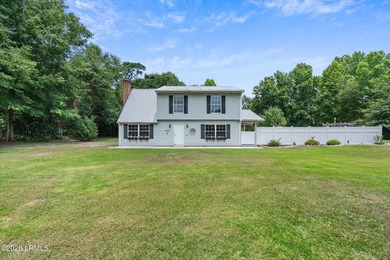 Nestled on nearly an acre in the established Pinewood community - photo 3