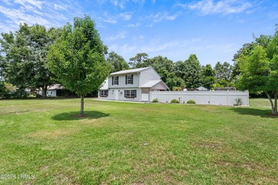 Nestled on nearly an acre in the established Pinewood community - photo 4