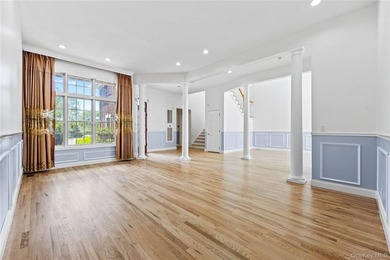 Welcome to 11 Belvedere Court, Manhasset, located within the - photo 4