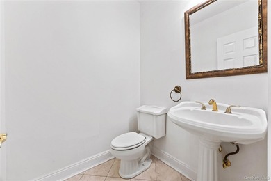 Welcome to 11 Belvedere Court, Manhasset, located within the - photo 9