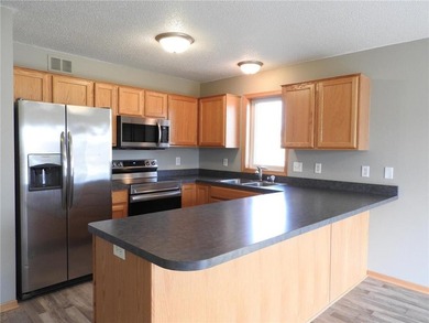 Detached townhome with pond views and a versatile 4-bedroom - photo 2