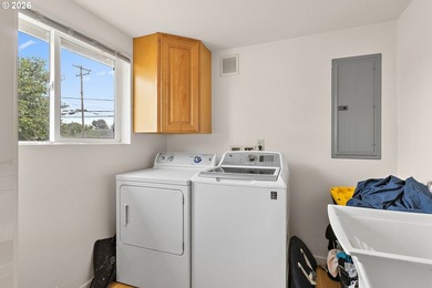 Welcome home to this charming 4 bedroom, 1 bathroom home - photo 12