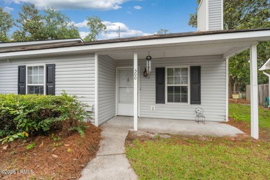 Wonderful 2 bedroom and 2 bath one story townhome with private - photo 1