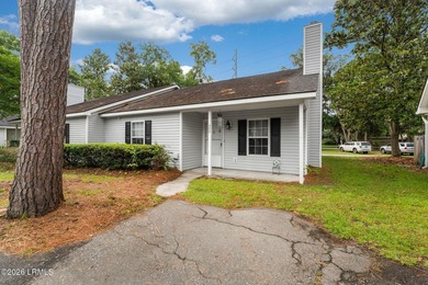 Wonderful 2 bedroom and 2 bath one story townhome with private - photo 2