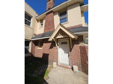 Prime Location with Exceptional Potential! This 3-bedroom - photo 2