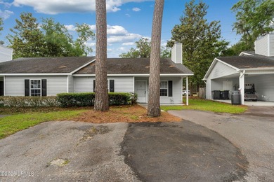 Wonderful 2 bedroom and 2 bath one story townhome with private - photo 3