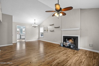 Wonderful 2 bedroom and 2 bath one story townhome with private - photo 6
