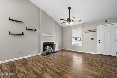 Wonderful 2 bedroom and 2 bath one story townhome with private - photo 8