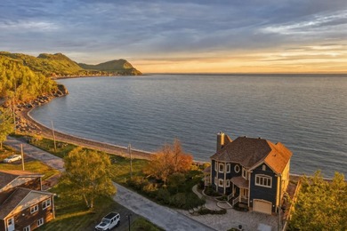 Nichee en bordure du fleuve Saint-Laurent, cette prestigieuse - photo 2