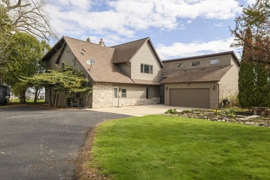 Enjoy all that Lake Winnebago has to offer! This impressive 3BR - photo 12