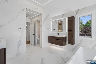 NEW CONSTRUCTION MODERN STYLE. OVER 6799 SQ.FT.OPEN FLOOR PLAN - photo 24