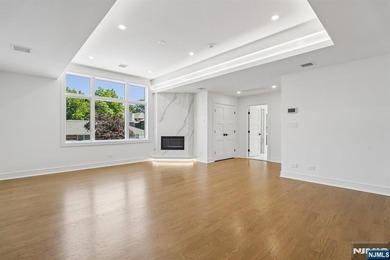 NEW CONSTRUCTION MODERN STYLE. OVER 6799 SQ.FT.OPEN FLOOR PLAN - photo 27