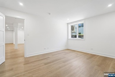 NEW CONSTRUCTION MODERN STYLE. OVER 6799 SQ.FT.OPEN FLOOR PLAN - photo 34