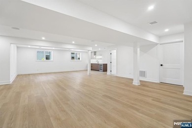 NEW CONSTRUCTION MODERN STYLE. OVER 6799 SQ.FT.OPEN FLOOR PLAN - photo 44