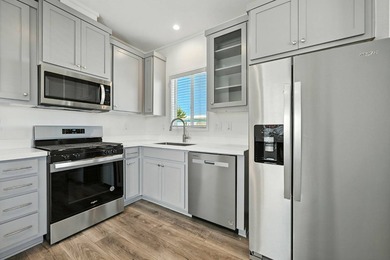 This 2024 Silvercrest mobile home features a sleek, modern - photo 4