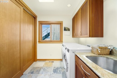 Experience the Ultimate Coastal Retreat at FACE ROCK Vacation - photo 36