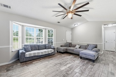 Welcome home to this beautifully maintained 3-bedroom, 2-bath - photo 6
