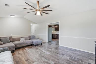 Welcome home to this beautifully maintained 3-bedroom, 2-bath - photo 7