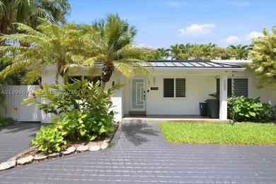 Beautifully updated 3 bedroom, 3 bathroom home centrally located - photo 1