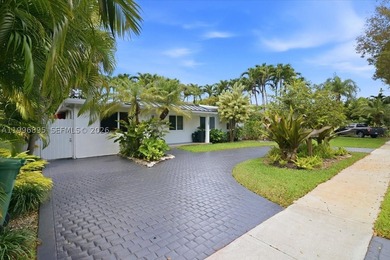 Beautifully updated 3 bedroom, 3 bathroom home centrally located - photo 3