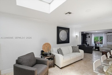 Beautifully updated 3 bedroom, 3 bathroom home centrally located - photo 8