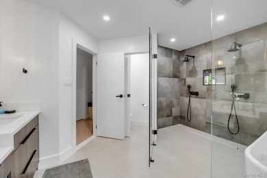 Move right into this beautifully updated corner townhouse condo - photo 18