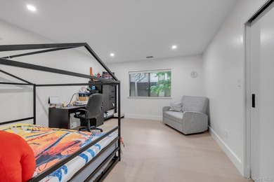 Move right into this beautifully updated corner townhouse condo - photo 19